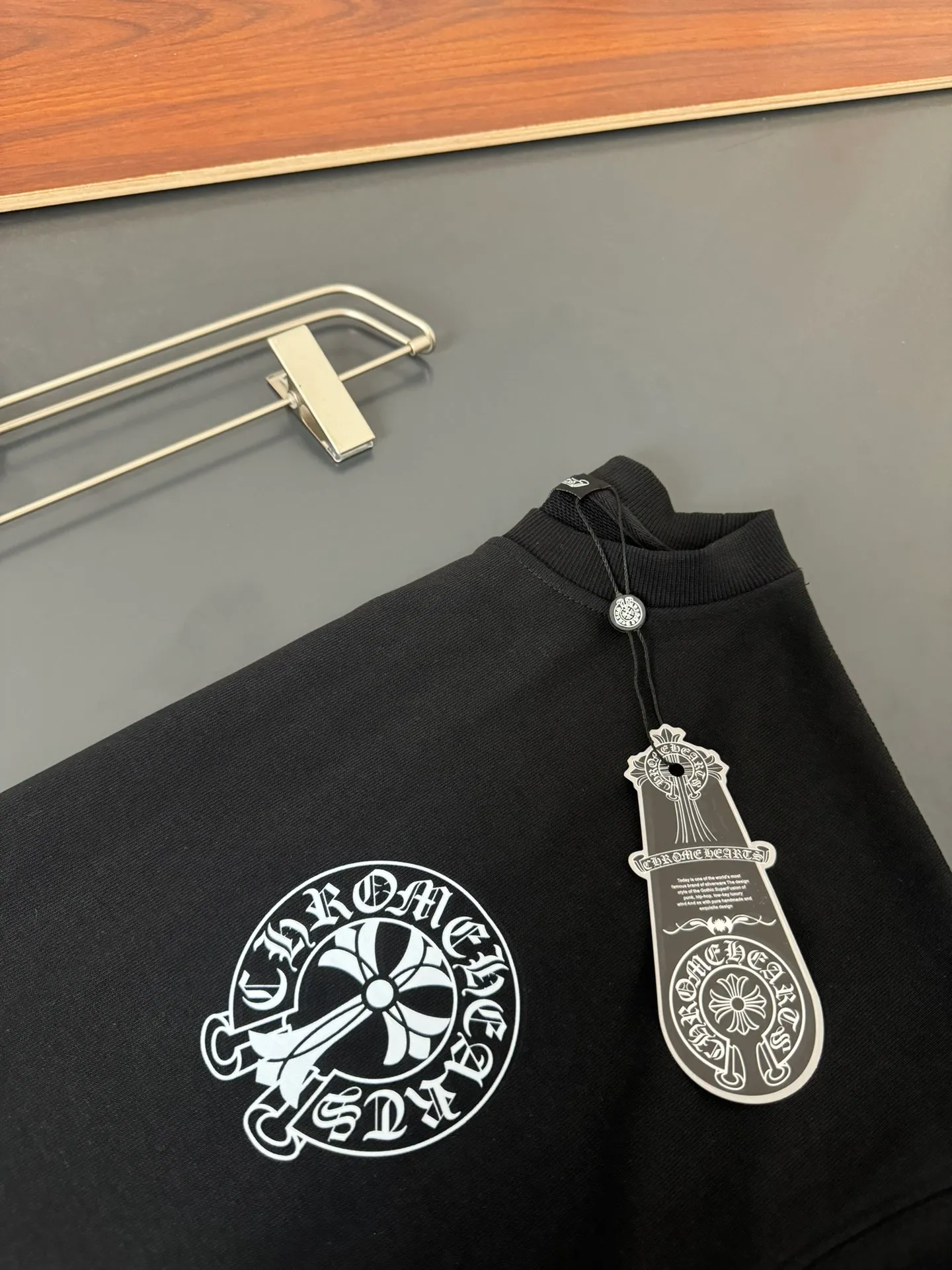 P230 Chrome Hearts*Chrome Hearts* The latest round-neck fashionable long-sleeved sweatshirt in autumn and winter, with printed logo design and 400 grams of pure cotton fabric! It is close to the skin and comfortable, durable and easy to wear. The original factory craftsmanship is meticulous. It is a must-have for casual wear. Size S M L XL XXL